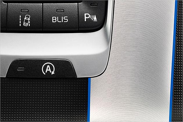 Spurhalteassistent und Toter-Winkel-Warner (BLIS) gibt es im Paket. Start-Stopp ist Serie