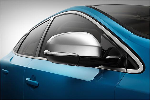 Matt schimmernde Außenspiegel sind Bestandteil des R-Design-Pakets