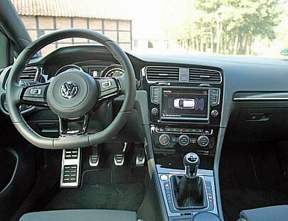 Übersichtlich, eben ein richtiger Golf. Das Sportlenkrad ist abgeflacht.