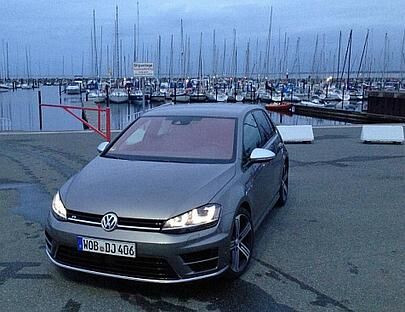 Der Golf R im Jachthafen in Kiel.