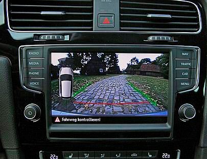 Gute Sicht nach hinten. Die grünen Begrenzungen zeigen: Der Golf steht genau in der Mitte.