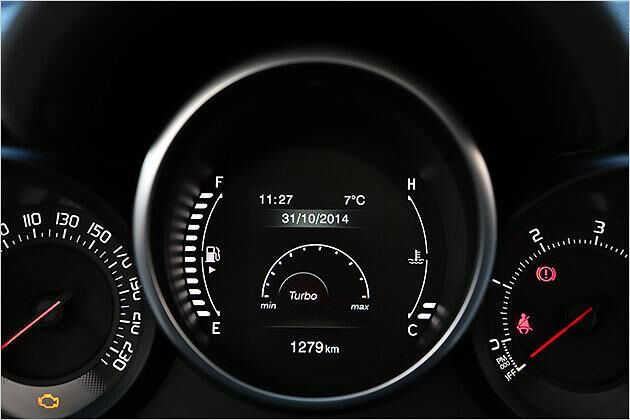 Zentralinstrument ist ein TFT-Display, welches neben Tempo, Navigation und mehr auch den Ladedruck anzeigt