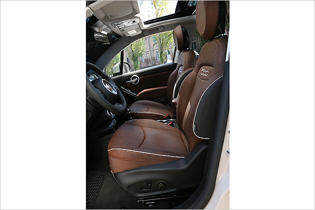 Guter Seitenhalt, aber recht kurze Beinauflage auf den Vordersitzen