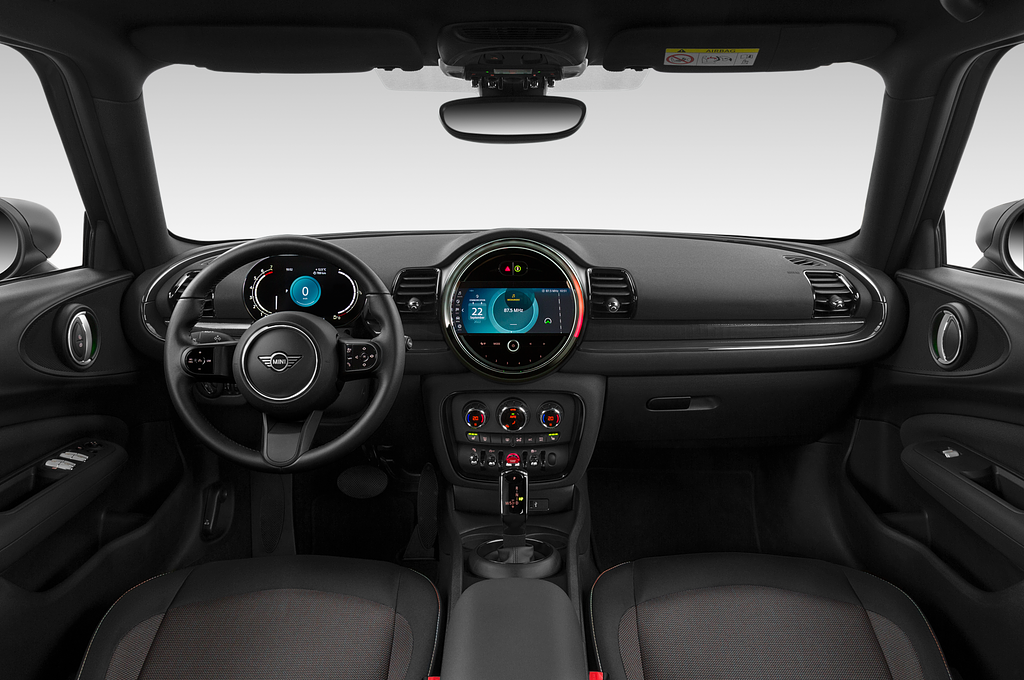 MINI Clubman (Baujahr 2022) Cooper Essential 5 Türen Cockpit und Innenraum