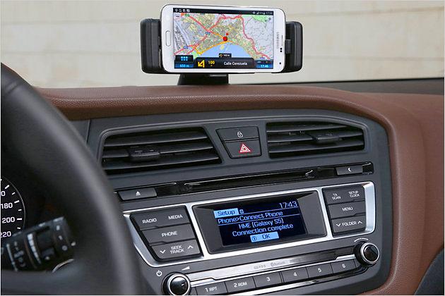 Einfach, aber gut: Einfach das Smartphone mit der meist ohnehin installierten Navi-App einklipsen, und schon kanns losgehen