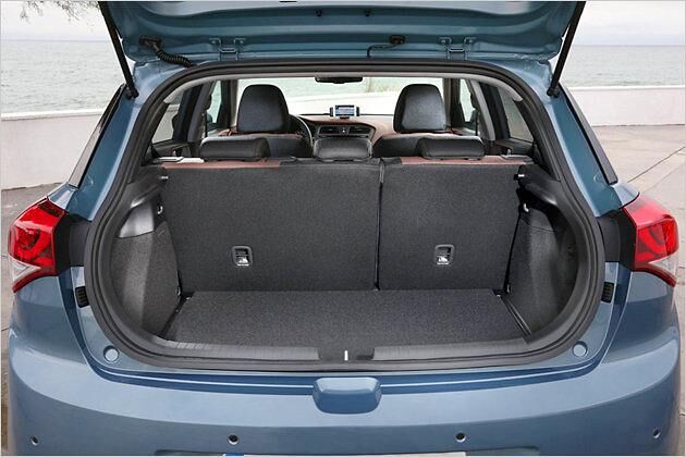 Kofferraum: Für die Klasse sehr groß und auch einigermaßen praktisch