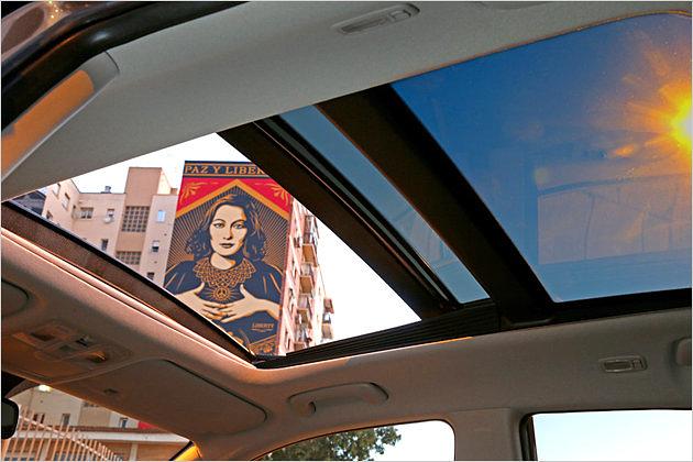 Gut fürs Raumgefühl: Das große Schiebedach. Es ist aber selbst für die gehobene Trend-Version nur in einem teuren Paket für 2.000 Euro verfügbar