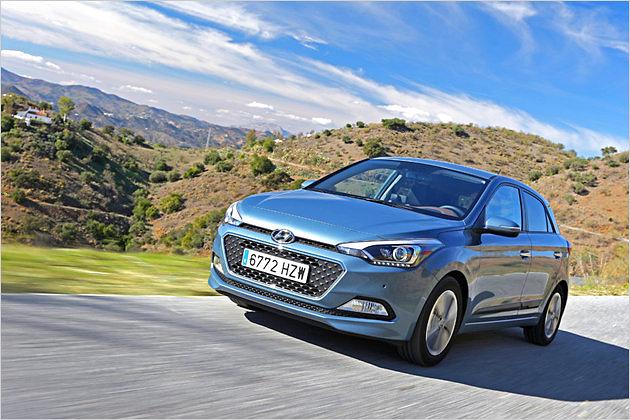 Den i20 gibt es ab 11.950 Euro. Ein vergleichbarer, aber nur dreitüriger Polo kostet gleich 13.425 Euro