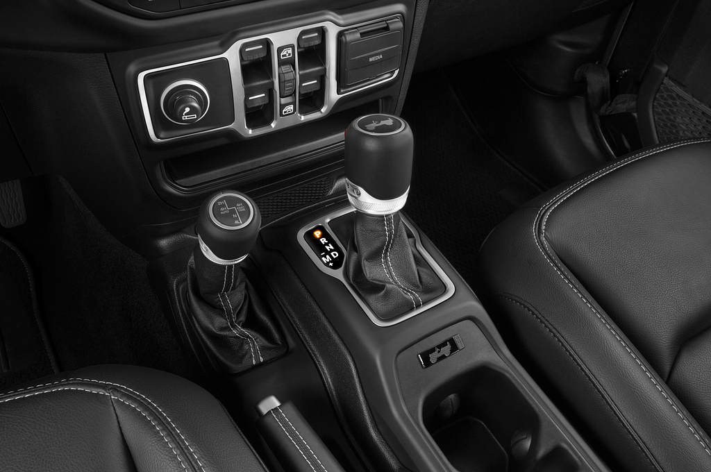 Jeep Wrangler 4xe (Baujahr 2021) 80th Anniversary 5 Türen Schalthebel