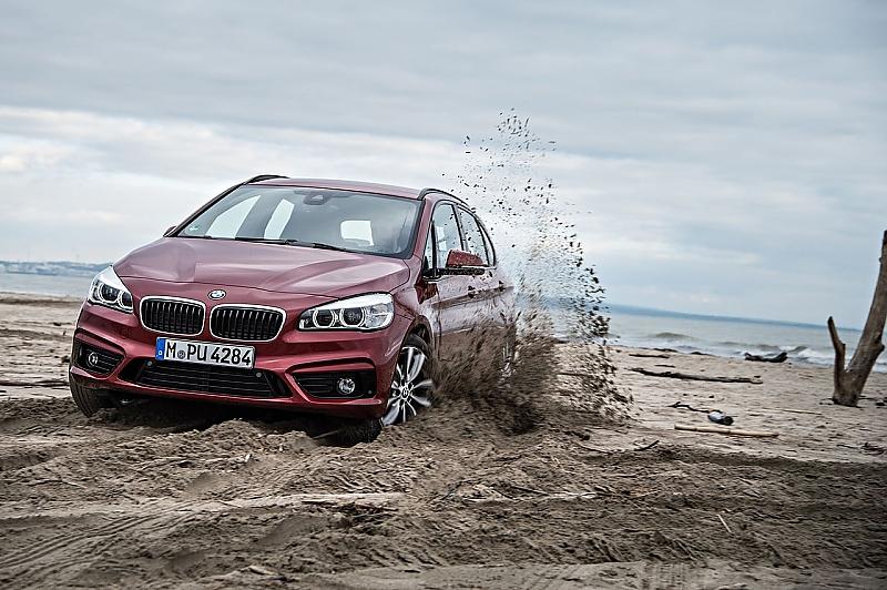 Auch der BMW 220d Active Tourer xDrive wühlt sich durch den Schlamm
