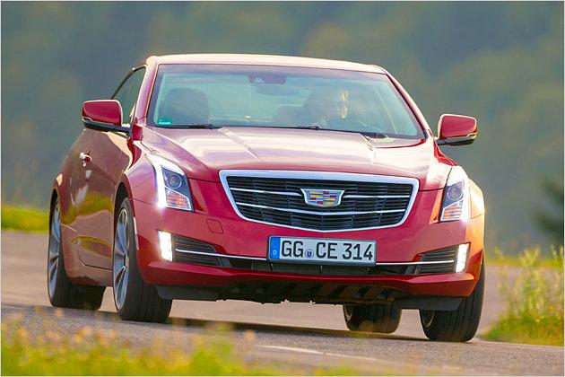 Schmale Frontscheinwerfer kennzeichnen die Frontpartie und begrenzen die Seiten