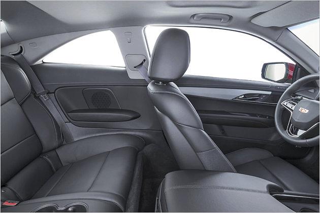 Im engen Fond haben Erwachsene nur wenig Kopffreiheit