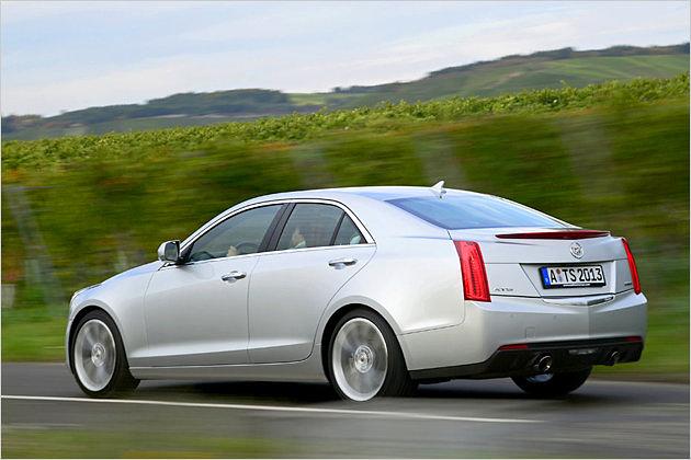 Der Viertürer wird vom gleichen Zweiliter-Turbo-Otto vorangebracht