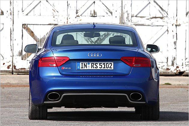 Die Abgase des V8-Motors werden über zwei ovale Endrohre entsorgt