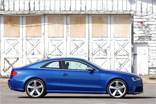 Dank Sportfahrwerk rückt die Karosserie im Vergleich zu einem A5 näher an den Asphalt