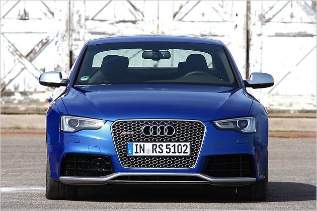 Der RS 5 trägt nach dem Facelift ein neues Gesicht - mit keilförmigen Scheinwerfern und angeschrägten Ecken am Kühlergrill