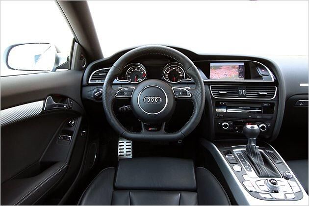 Leder und Aluminium werten das Cockpit auf