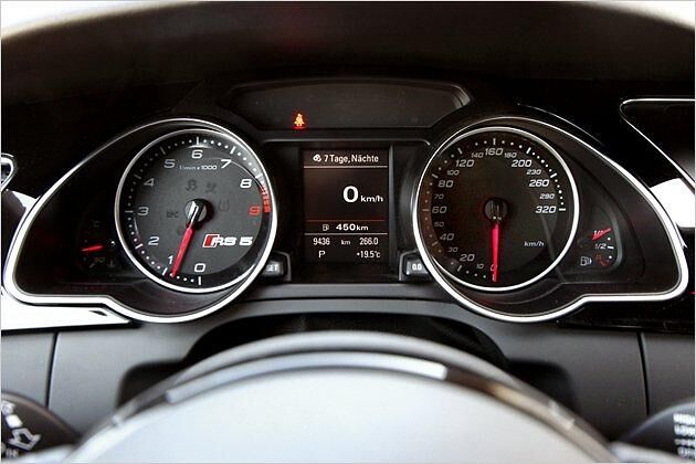 Die Skala des Drehzahlmessers verrät: Der RS 5 liebt es hochtourig