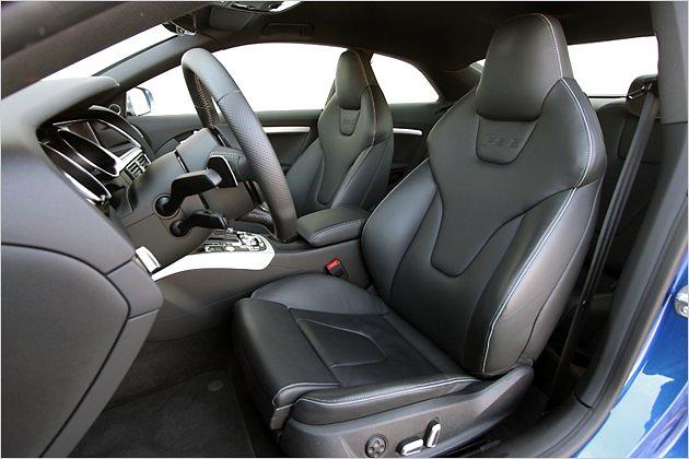 Guter Seitenhalt und auch für lange Reisen geeignet: Die Sportsitze mit integrierten Kopfstützen