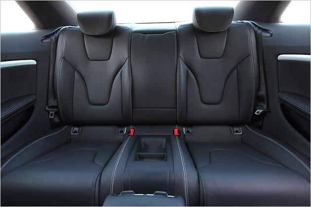 Im Fond finden zwei Personen passabel, aber nicht übermäßig viel Platz