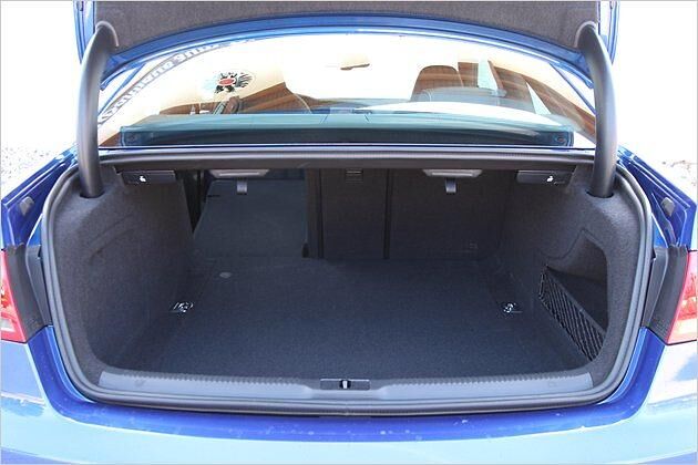 Die Rücksitzlehnen lassen sich asymmetrisch umlegen