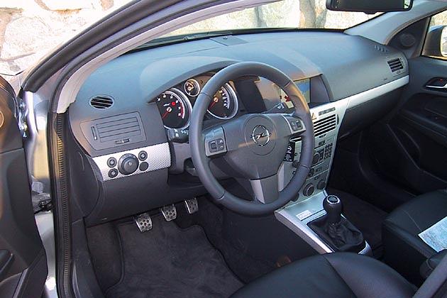 Aufgeräumter Arbeitsplatz mit sportlichen Rundinstrumenten