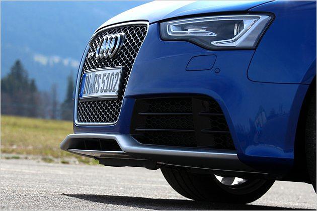 Eine silberne Spoilerlippe schließt die Frontschürze nach unten ab