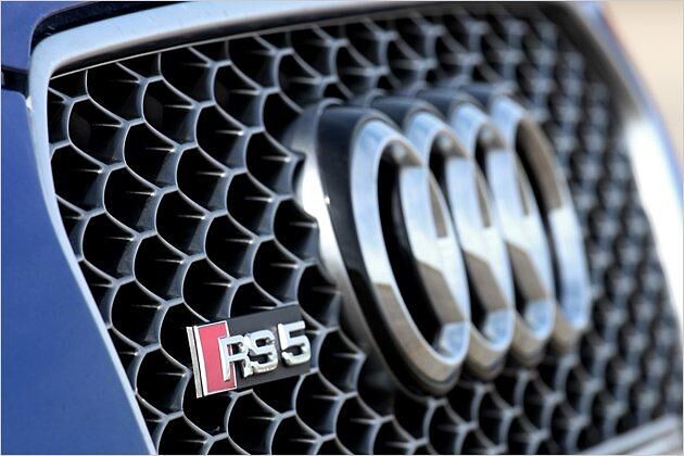 Den Wabengittergrill ziert ein RS-5-Logo