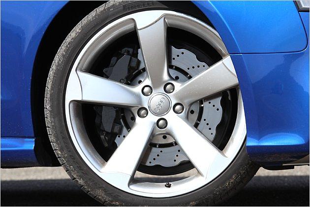 Durch die Felgen schimmert die Hochleistungsbremse mit gelochten Scheiben durch