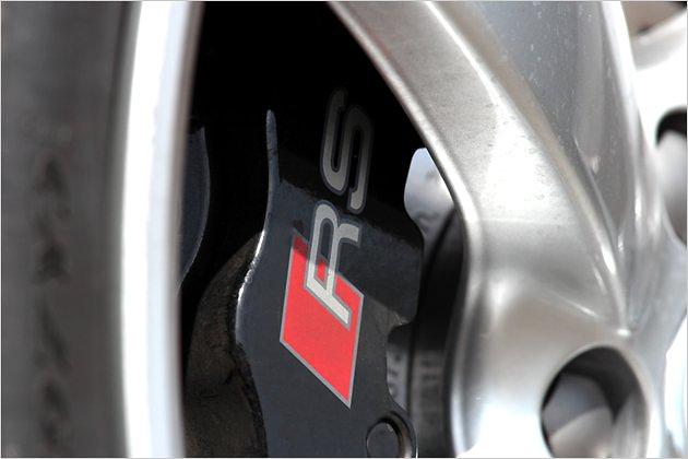 Die schwarzen Bremssättel tragen ebenfalls ein RS-Logo
