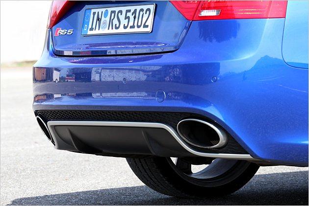 In die Heckschürze ist ein mächtiger Diffusor integriert