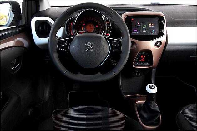 Trendy-Innenraum: Das Cockpit ist gut verarbeitet, die verwendeten Materialien sind aber nicht besonders hochwertig