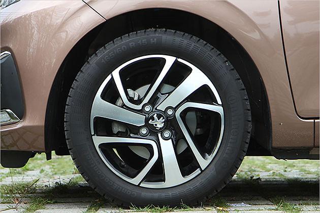 Auch die 15-Zoll-Leichtmetallfelgen waren bei unserem Testwagen im Serienumfang enthalten