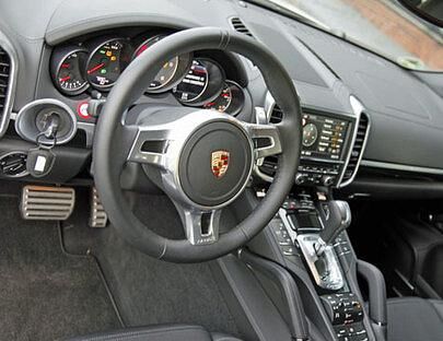 Über einen Schalter in der Mittelkonsole kann man den Cayenne für schweres Gelände tauglich machen. 