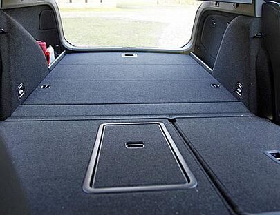 Wenn die Rücksitze umgeklappt werden, entsteht eine fast ebene Ladefläche.