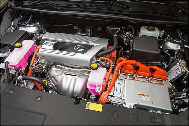 Unter der vorderen Haube wird ein Benziner mit einem Elektromotor kombiniert