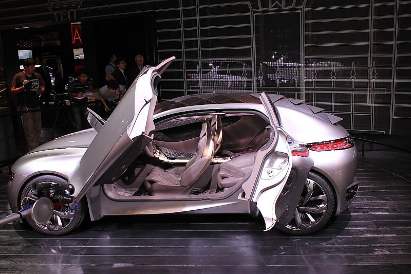 Der Citroen Divine DS mit kurzen Überhängen und schmalen Leuchten wird von einem 1,6 Liter großen Turbomotor angetrieben.