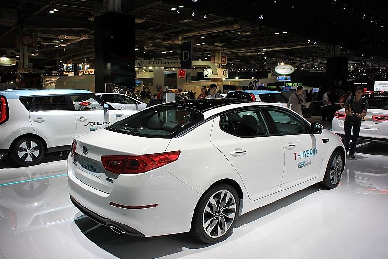Aus Südkorea rollte der Kia Optima T-Hybrid in die Messehallen von Paris.