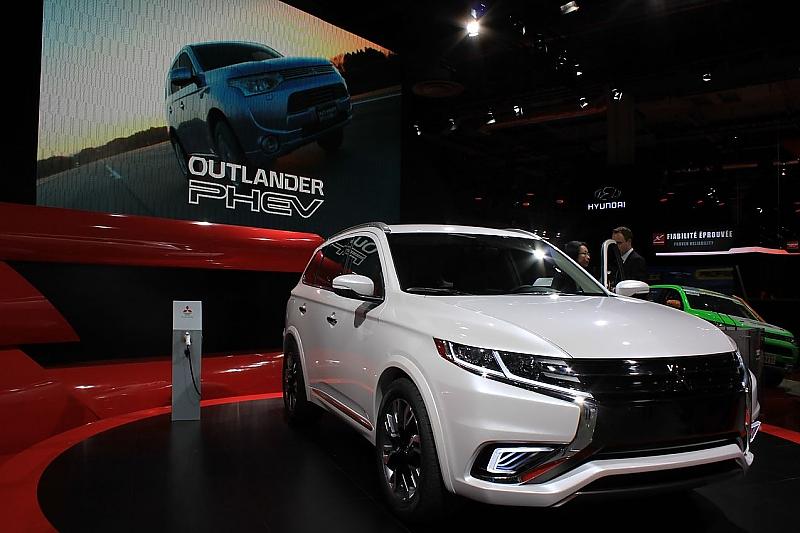 Mit dem Outlander PHEV Concept S präsentiert Mitsubishi einen lediglich von außen leicht modifizierten Serien-Outlander.