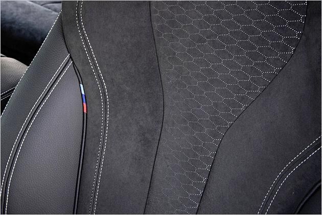 Die klassischen M-Farben als dezenter Hinweis am Sessel