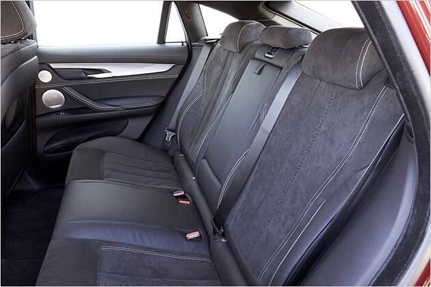 Hinten fällt die Kopffreiheit designbedingt recht knapp aus