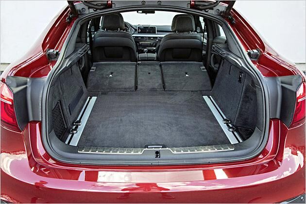 Bis zu 1.525 Liter passen bei umgelegten Rücksitzen ins X6-Heck