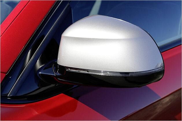 An den Außenspiegelgehäusen in Aluminium-Optik ist der X6 M50d erkennbar