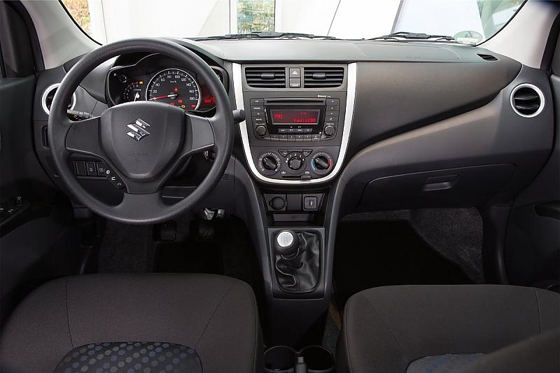 Suzuki Celerio 1.0 - lieblos gestaltetes Armaturenbrett