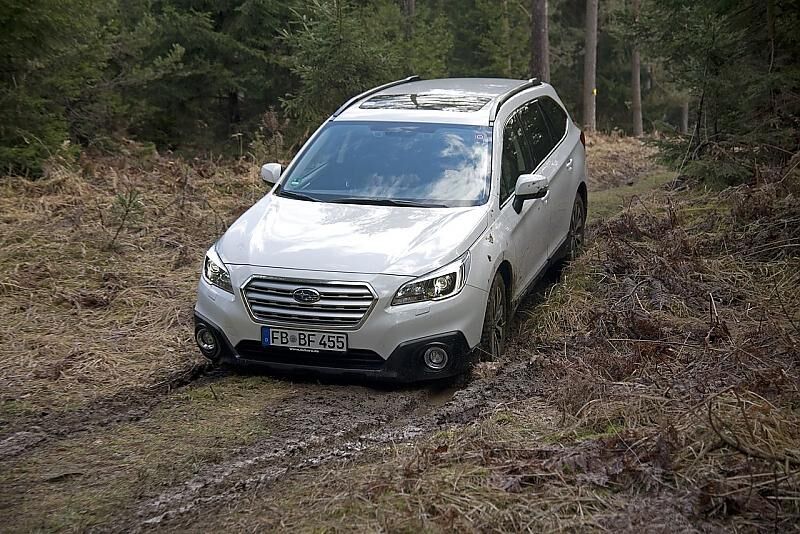 Auch im Schlamm schlägt sich der Outback gut