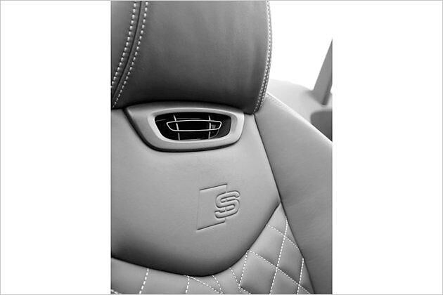 Die Kopfraumheizung hat ihre Ausströmer in Nackenhöhe. Für den TTS ist sie gegen 460 Euro Aufpreis zu haben