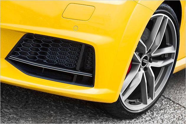 Wabengitter schützen die vorderen Lufteinlässe