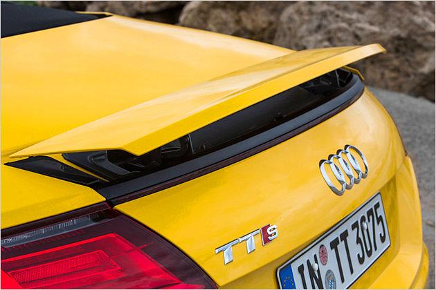 Wie gehabt, reguliert ein beweglicher Spoiler den Luftstrom am Heck. Er fährt ab etwa 120 km/h elektrisch aus