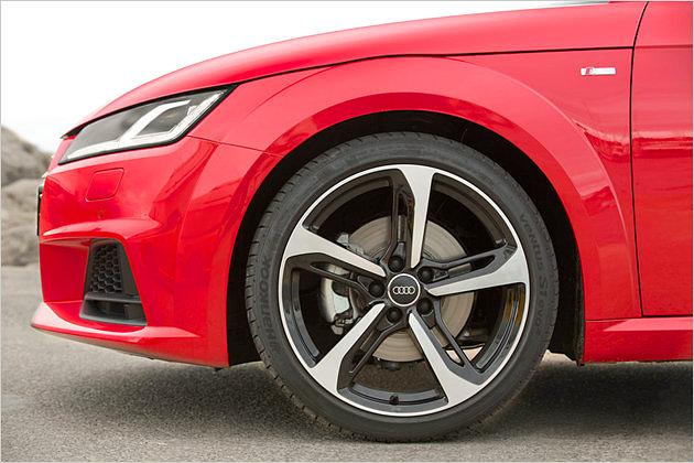 Die schwächeren TT-Modelle kommen ab Werk mit 17-Zöllern, optional sind 18-Zöller zu haben