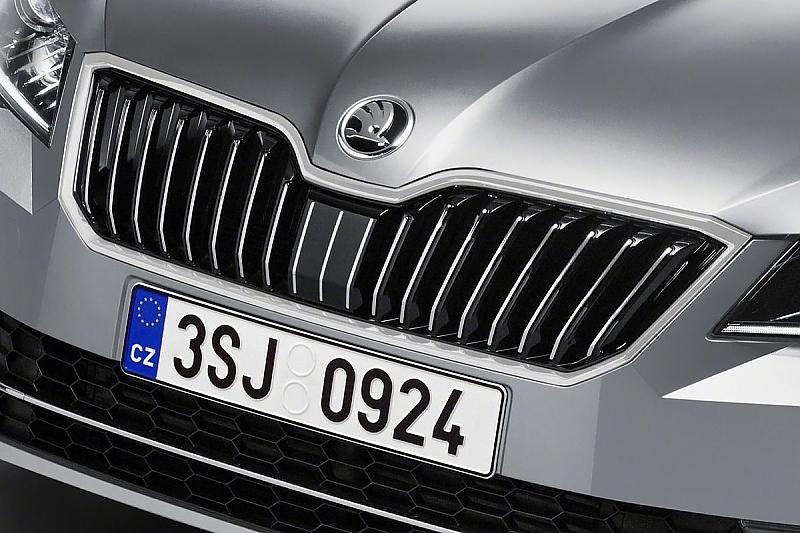 Der Kühlergrill des neuen Skoda Superb ist nun flacher, breiter und deutlich dreidimensionaler ausgeformt.